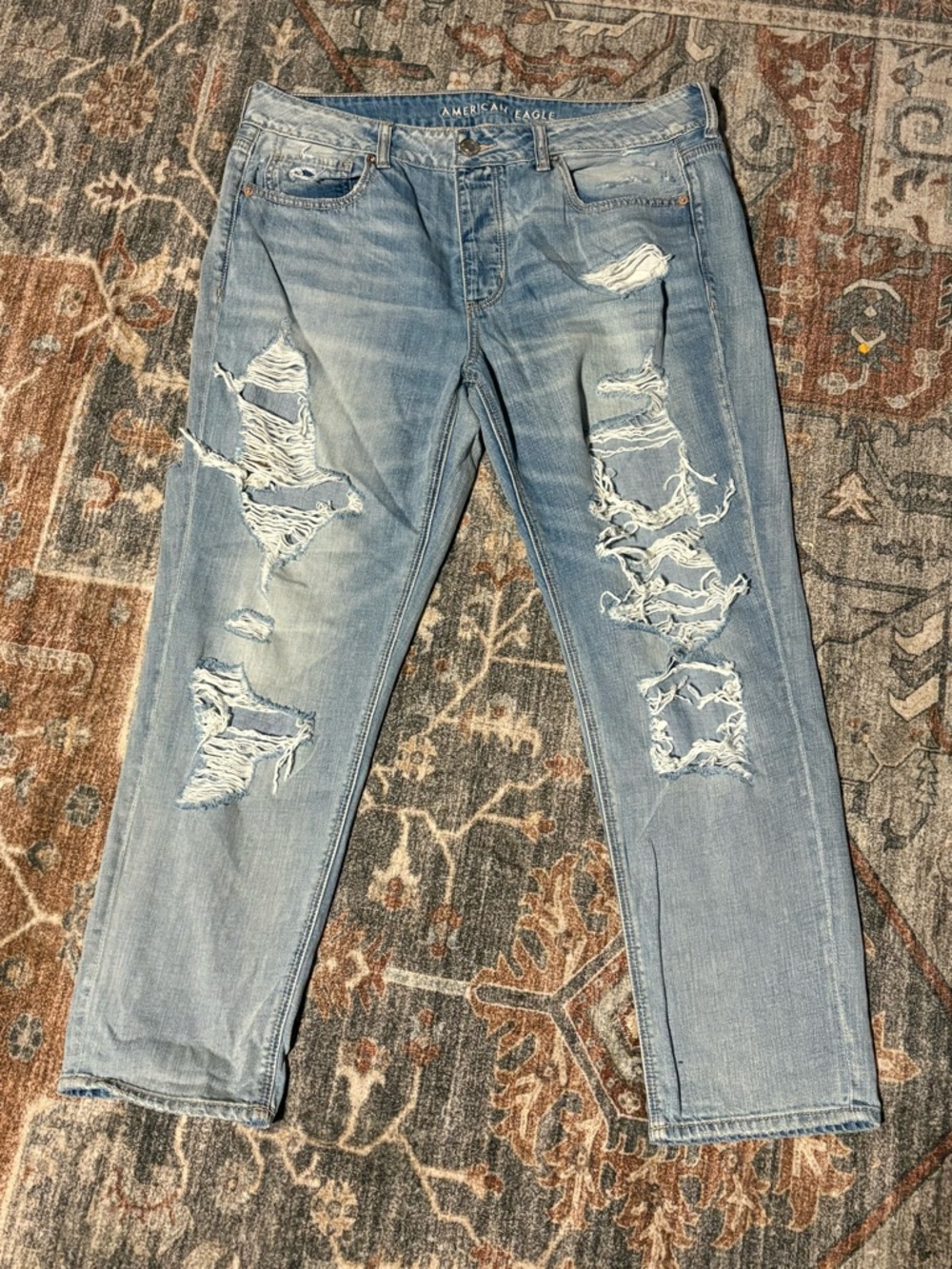 American Eagle Light Wash Distressed Jeans TOMGIRL